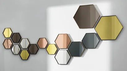 Specchio esagonale con cornice in alluminio Visual Hexagonal di Sovet