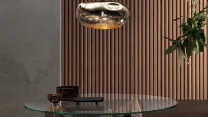 Tavolino Zen con top in cristallo e base in rovere tinto ottone di Riflessi