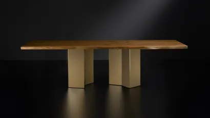 Tavolo Vero Esa in Noce massello con gambe asimmetriche in legno finitura ottone di Arte Brotto