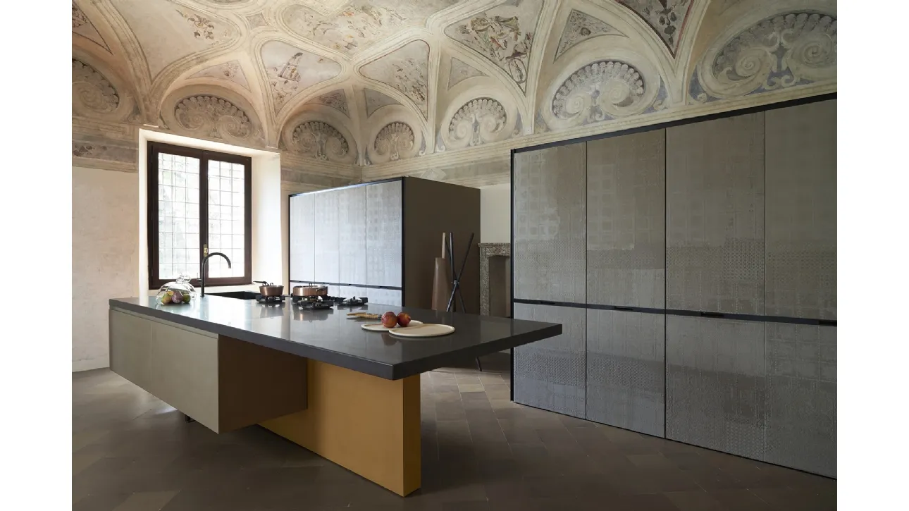 Cucina Design Estivale 01 in laccato con top in marmo Nero di Key Cucine