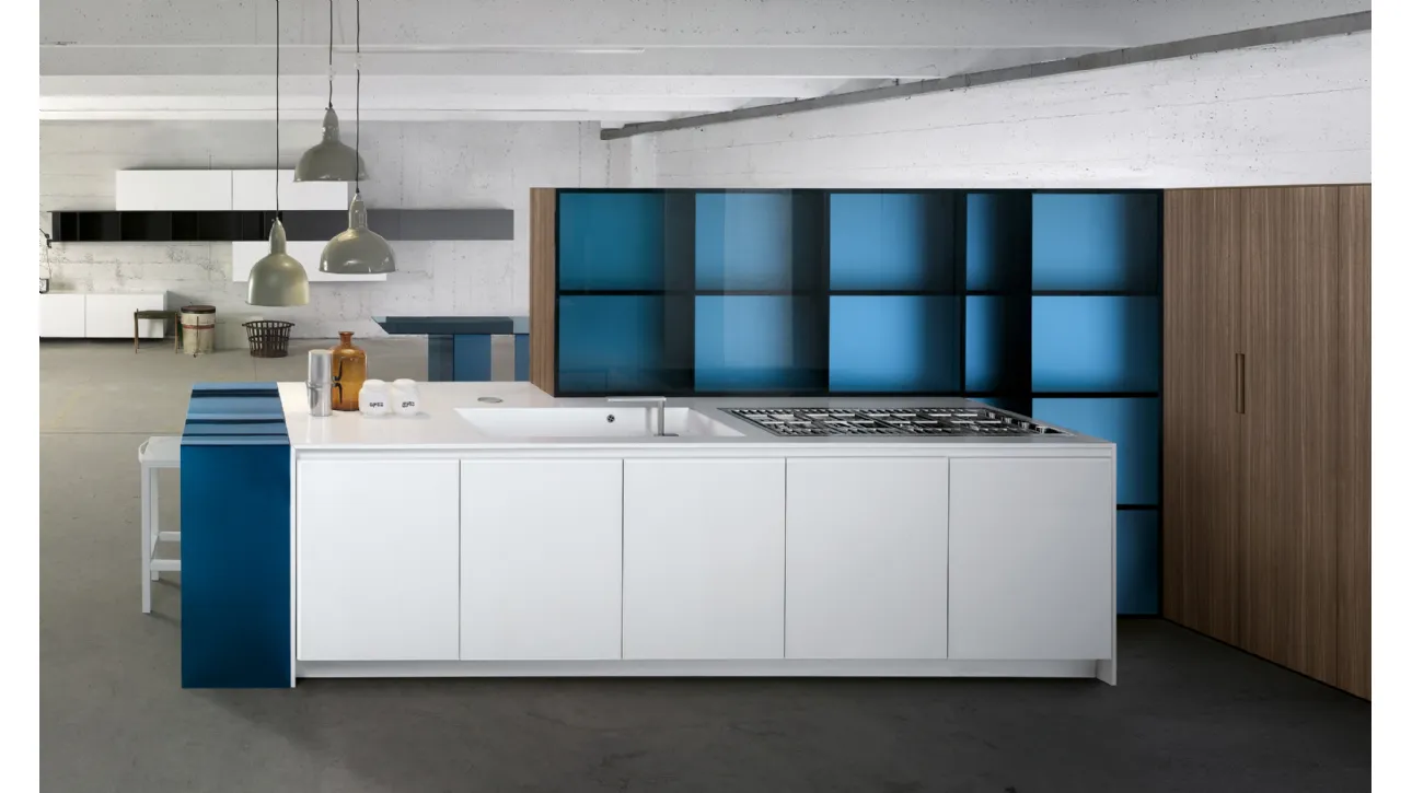 Cucina Design con penisola Glas in Vetro finitura Bianco e Blu di Key Cucine