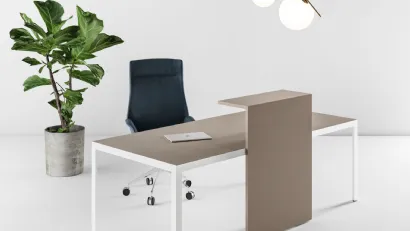 Reception Hype 03 con scrivania e pannello frontale in laccato di About Office