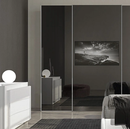 Armadio Riflessi con ante scorrevoli a specchio di Adriatica