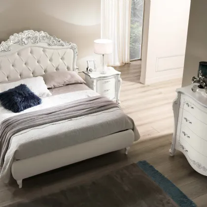 Letto con testiera in frassino bianco intagliata con motivo floreale e imbottita in ecopelle Pandora di Adriatica