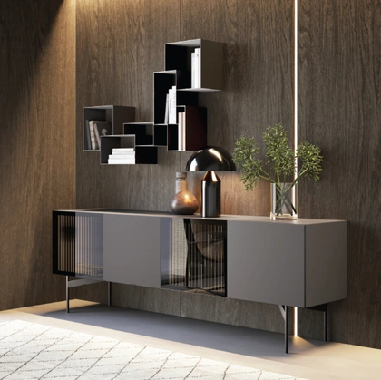 Madia Lucifer in laccato e vetro di Voltan