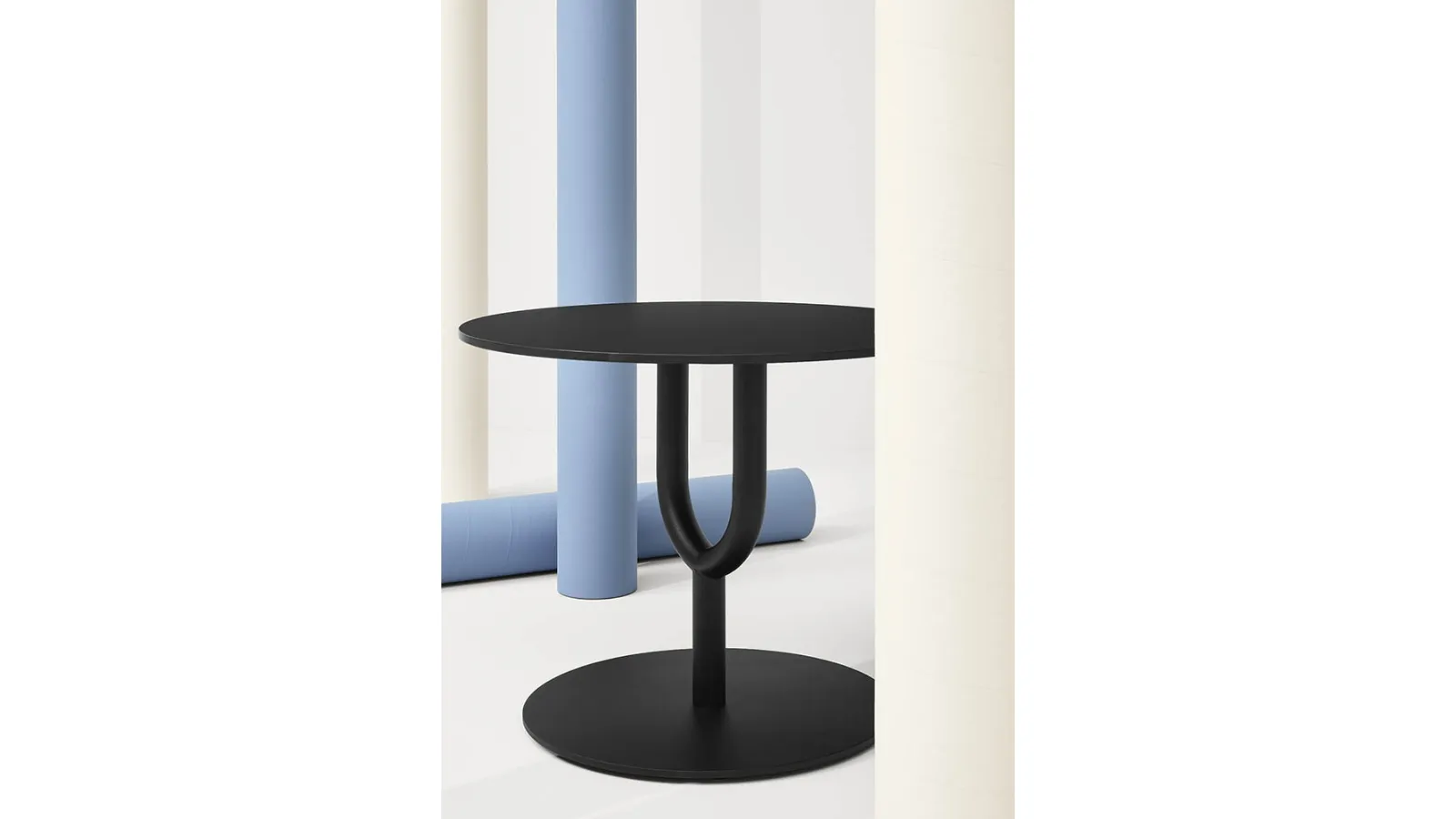 Tavolino Diapason con top e base in acciaio Nero goffrato di Infiniti