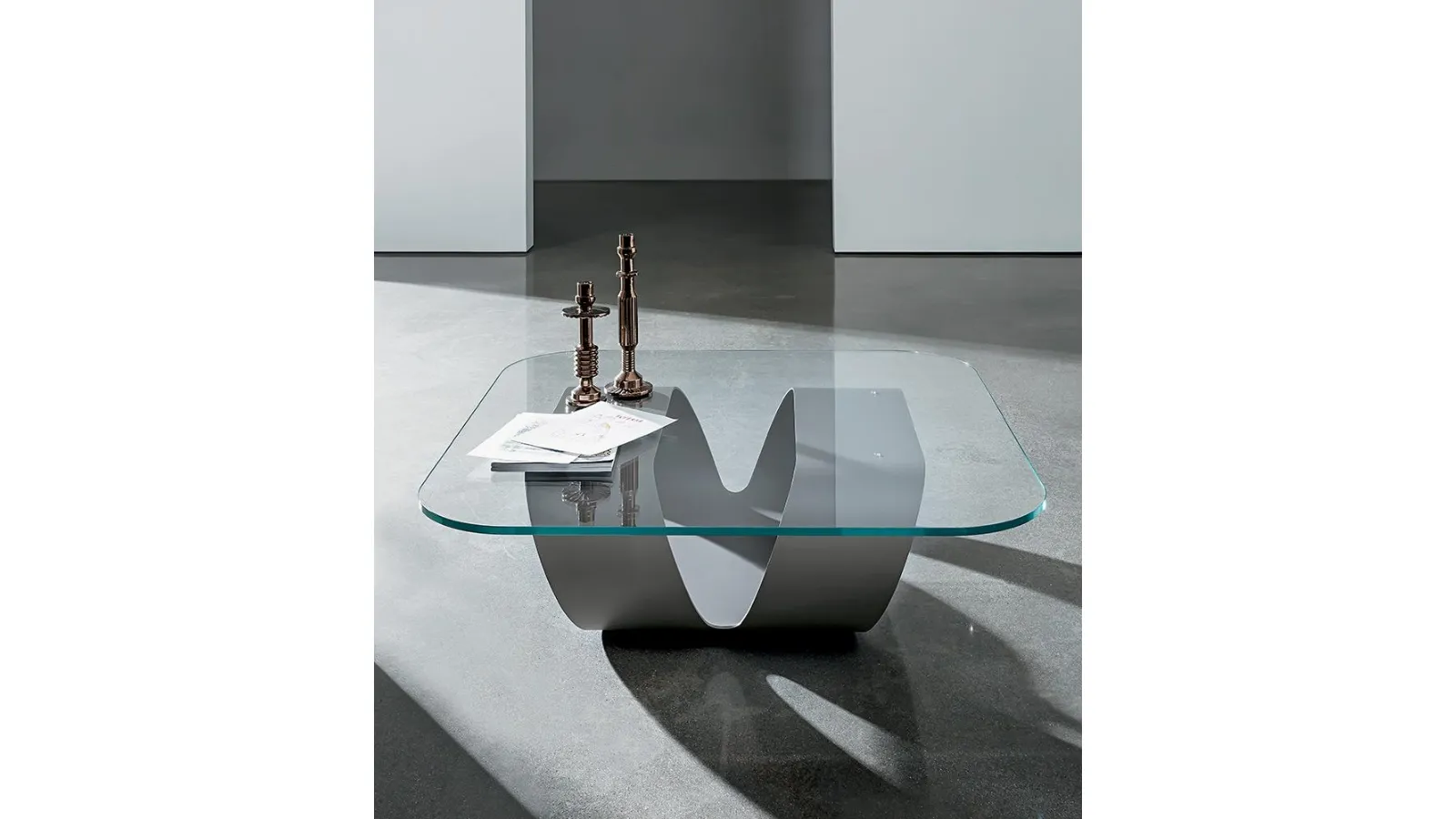 Tavolino di design Ring con top in vetro e struttura in lastra di metallo curvata di Sovet