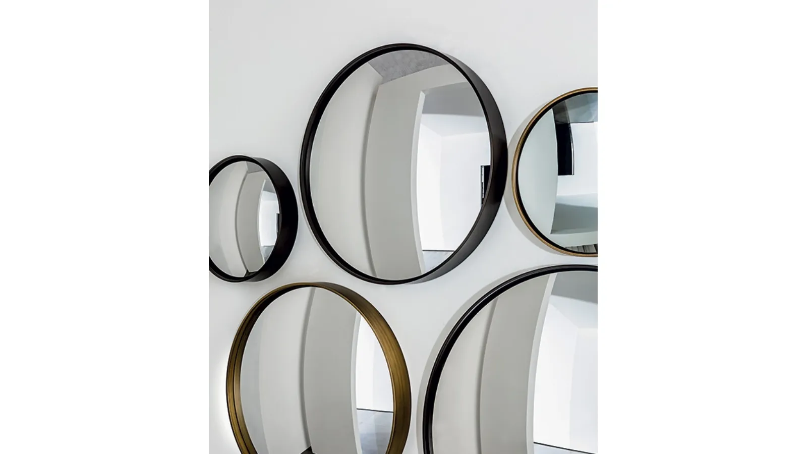 Specchio Sail concavo o convesso con cornice in metallo laccato di Sovet