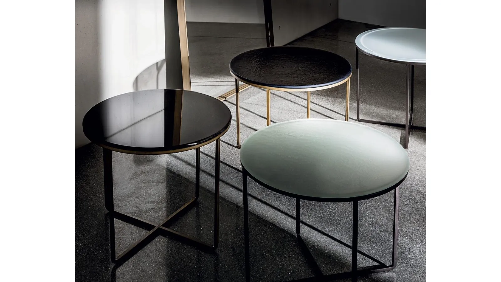 Tavolini Piktor con top in vetro materico con base in metallo laccato ottone brunito di Sovet