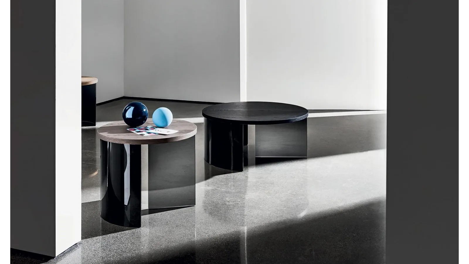 Tavolino Regolo Round con top in legno e base in vetro di Sovet