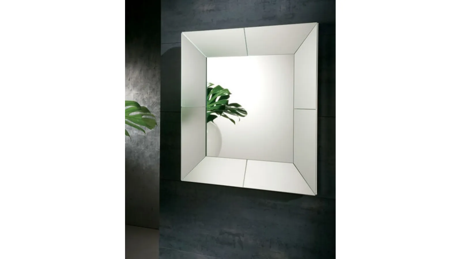 Specchio con cornice inclinata in vetro argentato satinato Iceberg di Riflessi