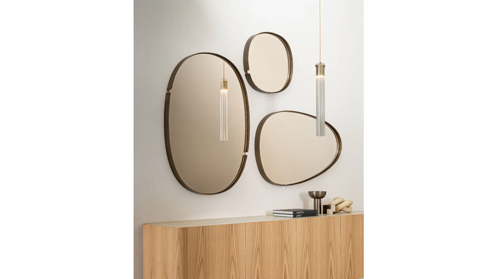 Specchio con cornice in metallo verniciato Lumière di Riflessi