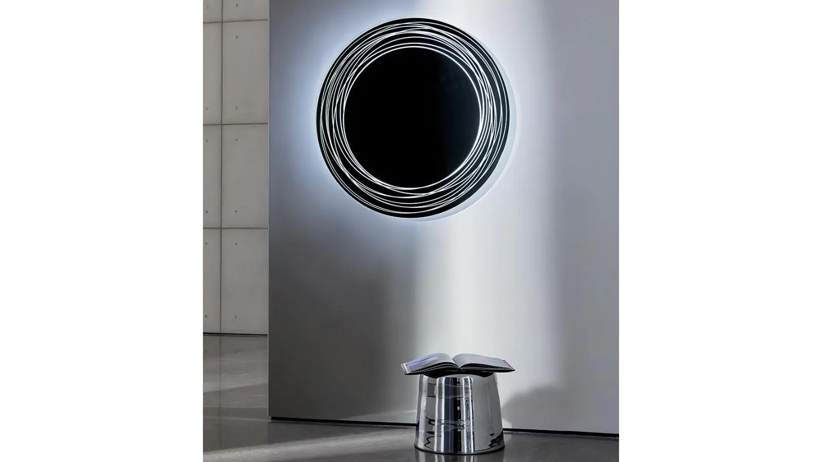 Specchio Vertigo con bordo inciso retroilluminato a Led di Sovet