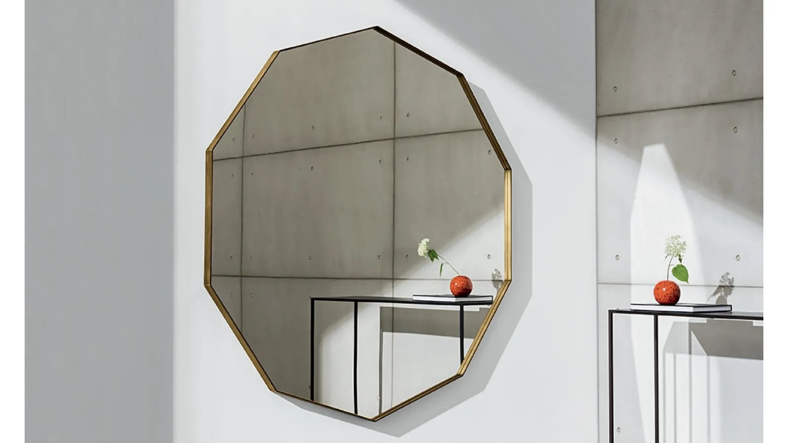 Specchio decagonale di grandi dimensioni con cornice in alluminio laccato Visual Decagonal di Sovet