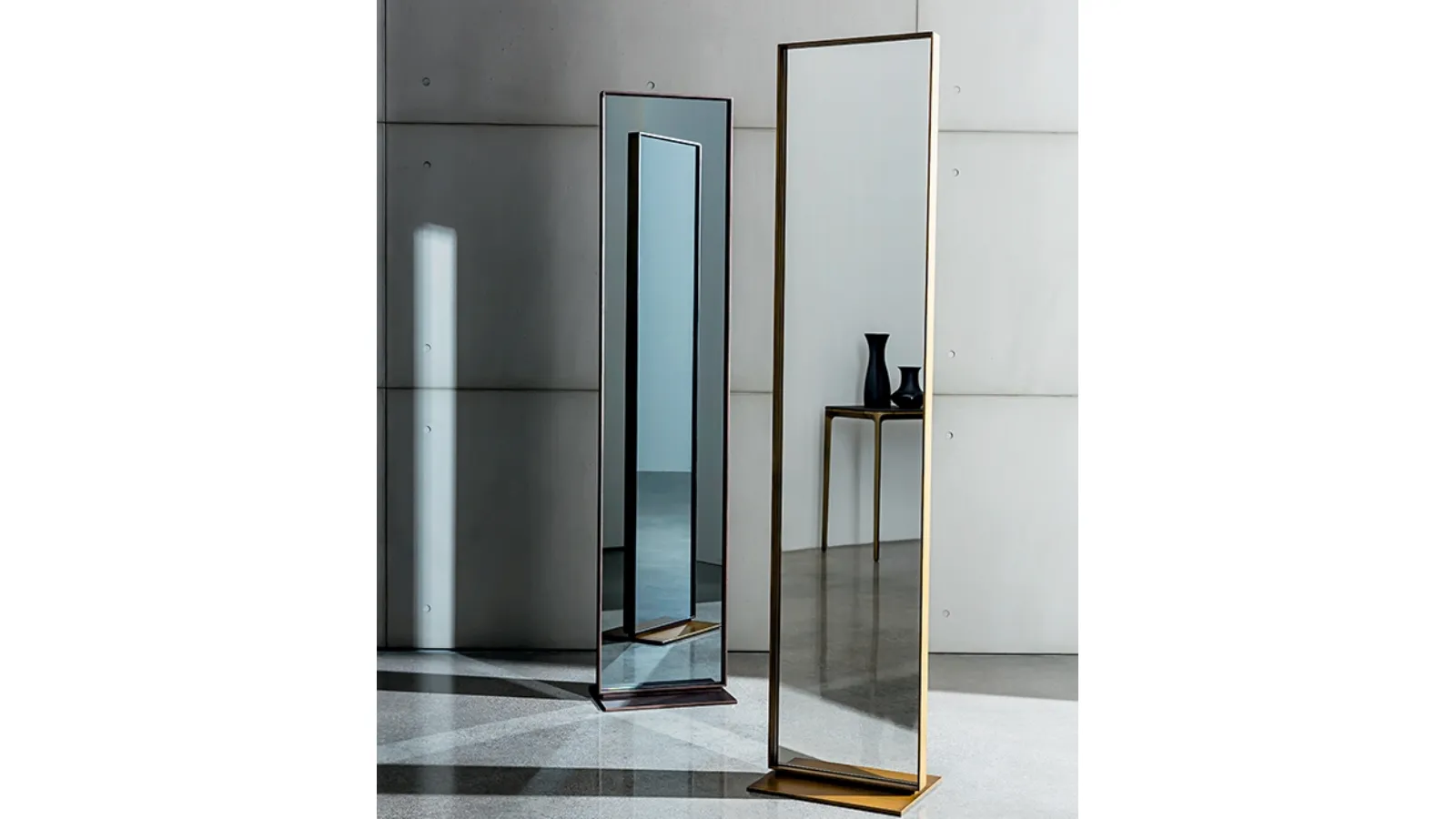 Specchiera bifacciale rettangolare con base a terra in metallo e telaio in alluminio laccato Visual Free standing di Sovet