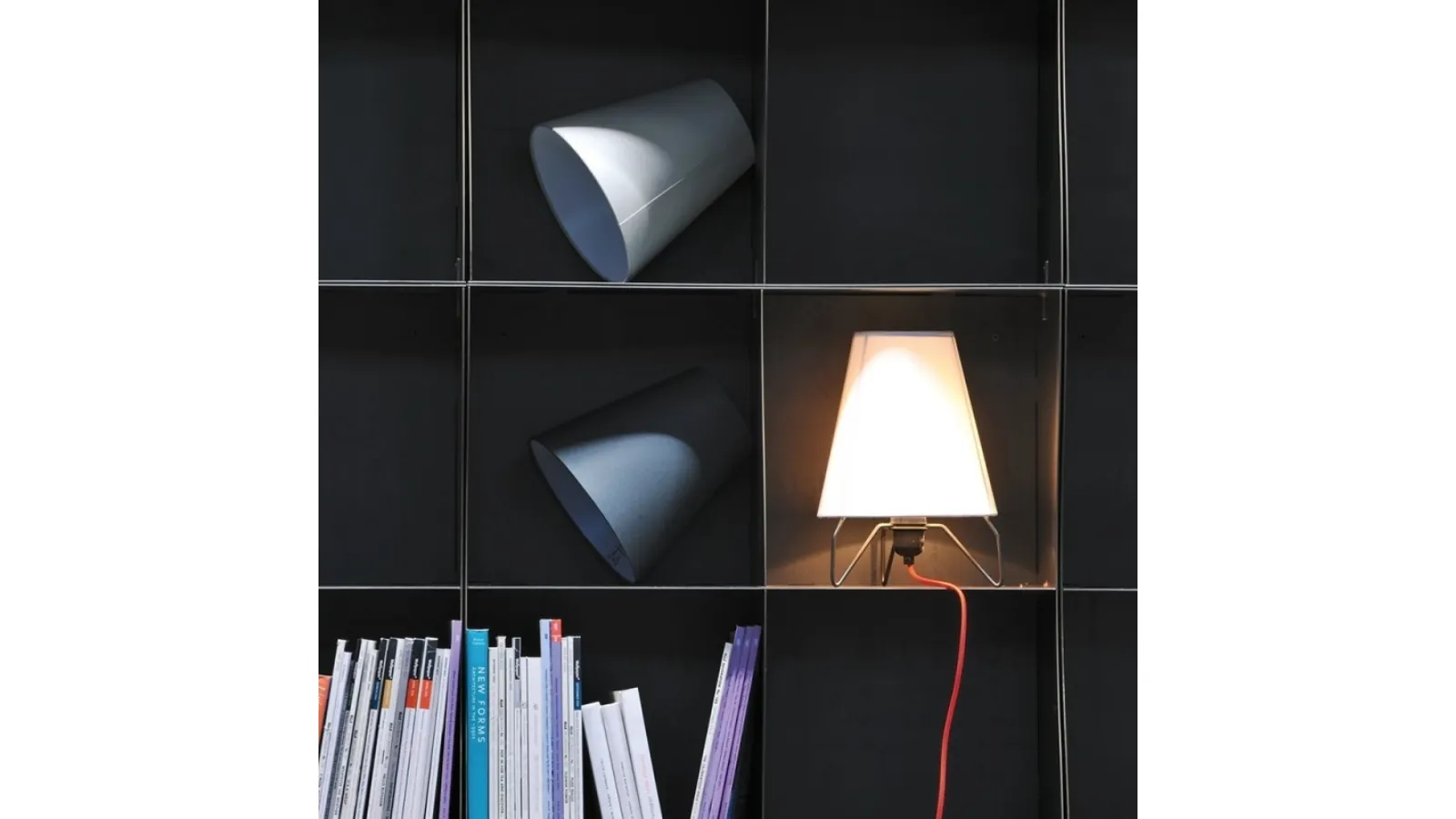 Lampada da tavolo in tessuto con struttura in metallo Jet Table di Adriani e Rossi