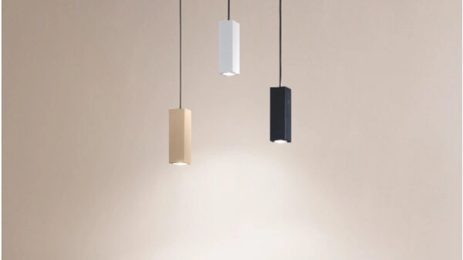 Lampada a sospensione Aloa disponibile in bianco oro e nero di Ondaluce
