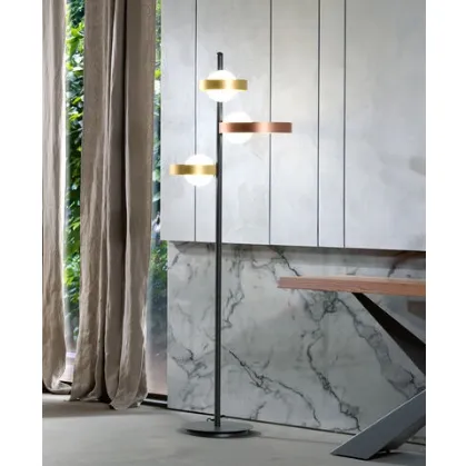 Lampada da terra Bubble PT formata da tre anelli in metallo verniciato e tre bulbi in vetro bianco satinato di Riflessi