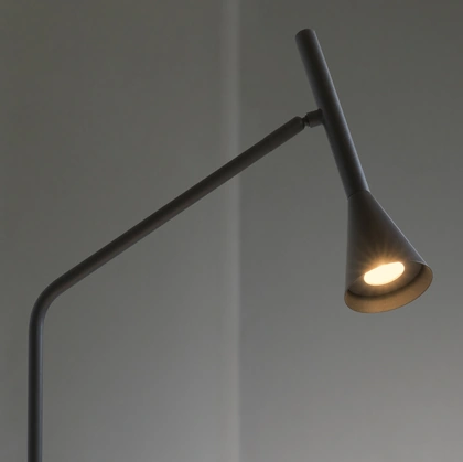 Lampada da tavolo Diesis  in metallo verniciato con diffusore orientabile in rotazione e inclinazione di Ideal Lux