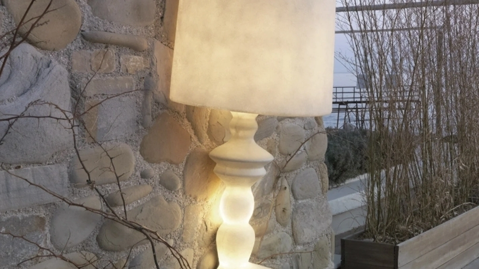 Lampada in vetroresina Alibabig di Karman
