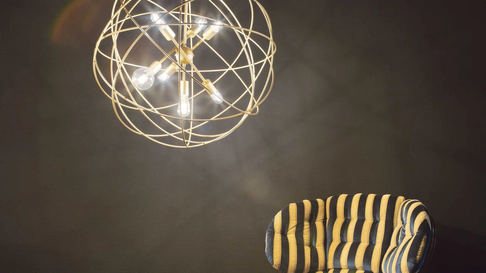Lampada a sospensione Konse interamente in metallo con finitura vernice oro scuro satinato di Ideal Lux