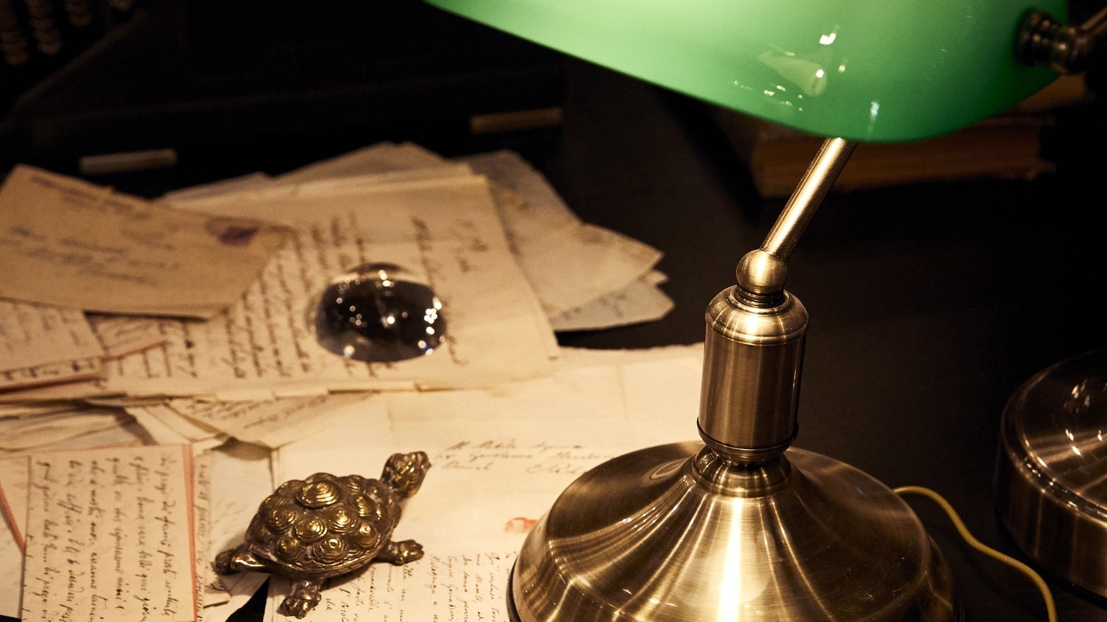 Lampada da tavolo Lawyer in metallo finitura brunito e diffusore in vetro soffiato e incamiciato di Ideal Lux