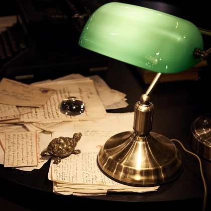 Lampada da tavolo Lawyer in metallo finitura brunito e diffusore in vetro soffiato e incamiciato di Ideal Lux