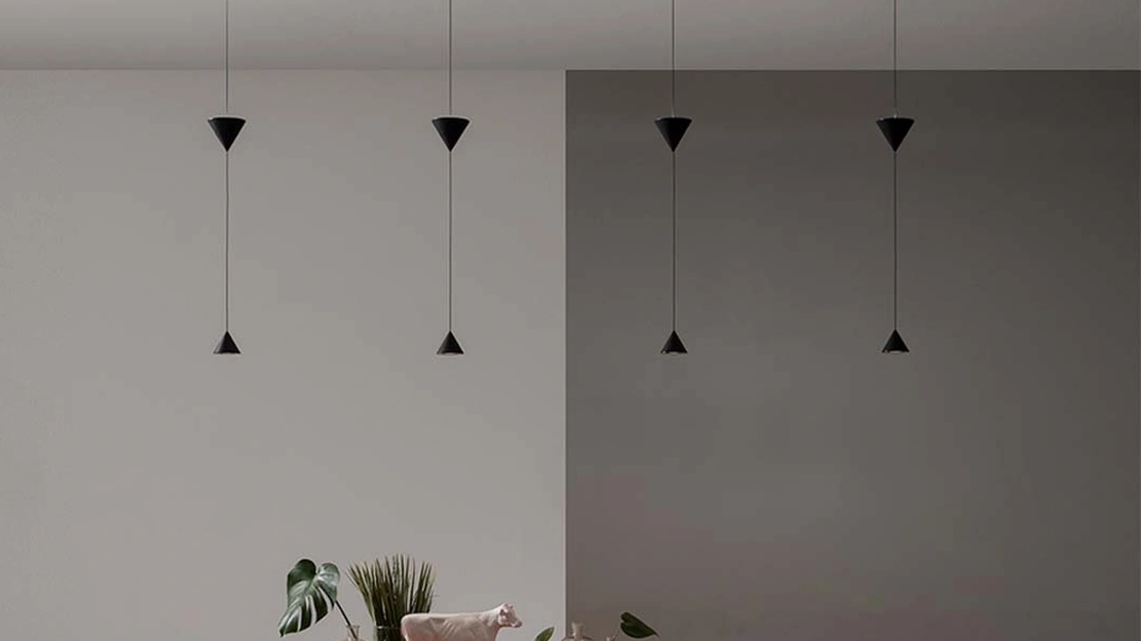Lampada a sospensione in metallo con rosone in gesso Moonbloom di Karman