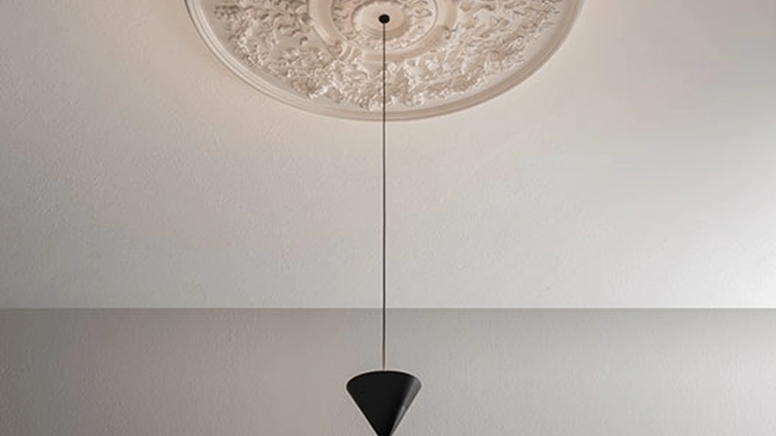 Lampada a sospensione in metallo con rosone in gesso decorato con motivo floreale Moonbloom di Karman