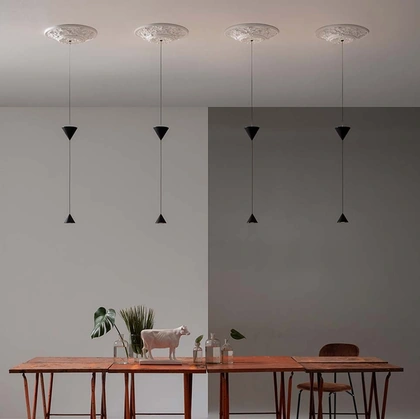 Lampada a sospensione in metallo con rosone in gesso Moonbloom di Karman