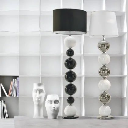 Lampada da terra in tessuto bianco o nero e in ceramica smaltata biancoe platino o nero e platino Pearl Floor di Adriani e Rossi