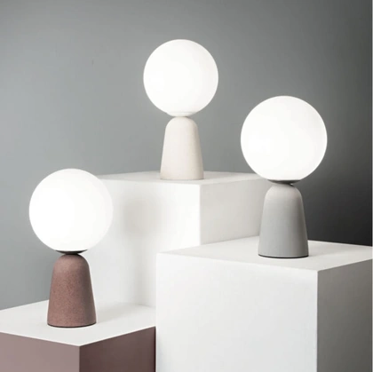 Lampada da tavolo in cemento e vetro Rock di Ondaluce