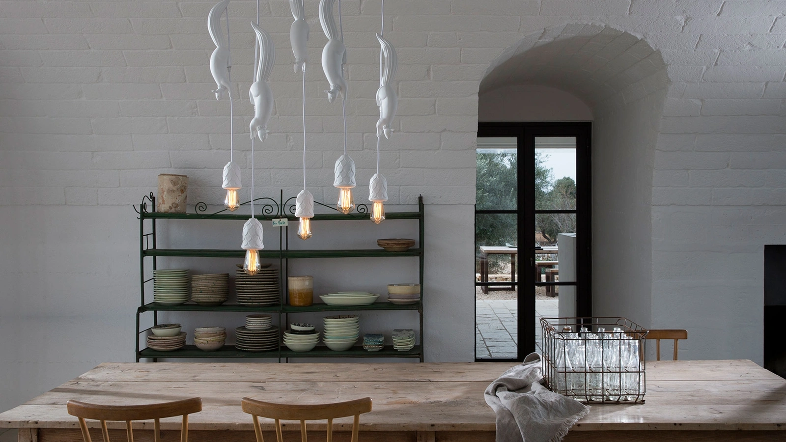 Lampada a sospensione in ceramica Sherwood e Robin dove frutti appetitosi attirano l'attenzione di simpatici scoiattoli di Karman