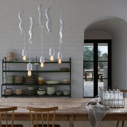 Lampada a sospensione in ceramica Sherwood e Robin dove frutti appetitosi attirano l'attenzione di simpatici scoiattoli di Karman
