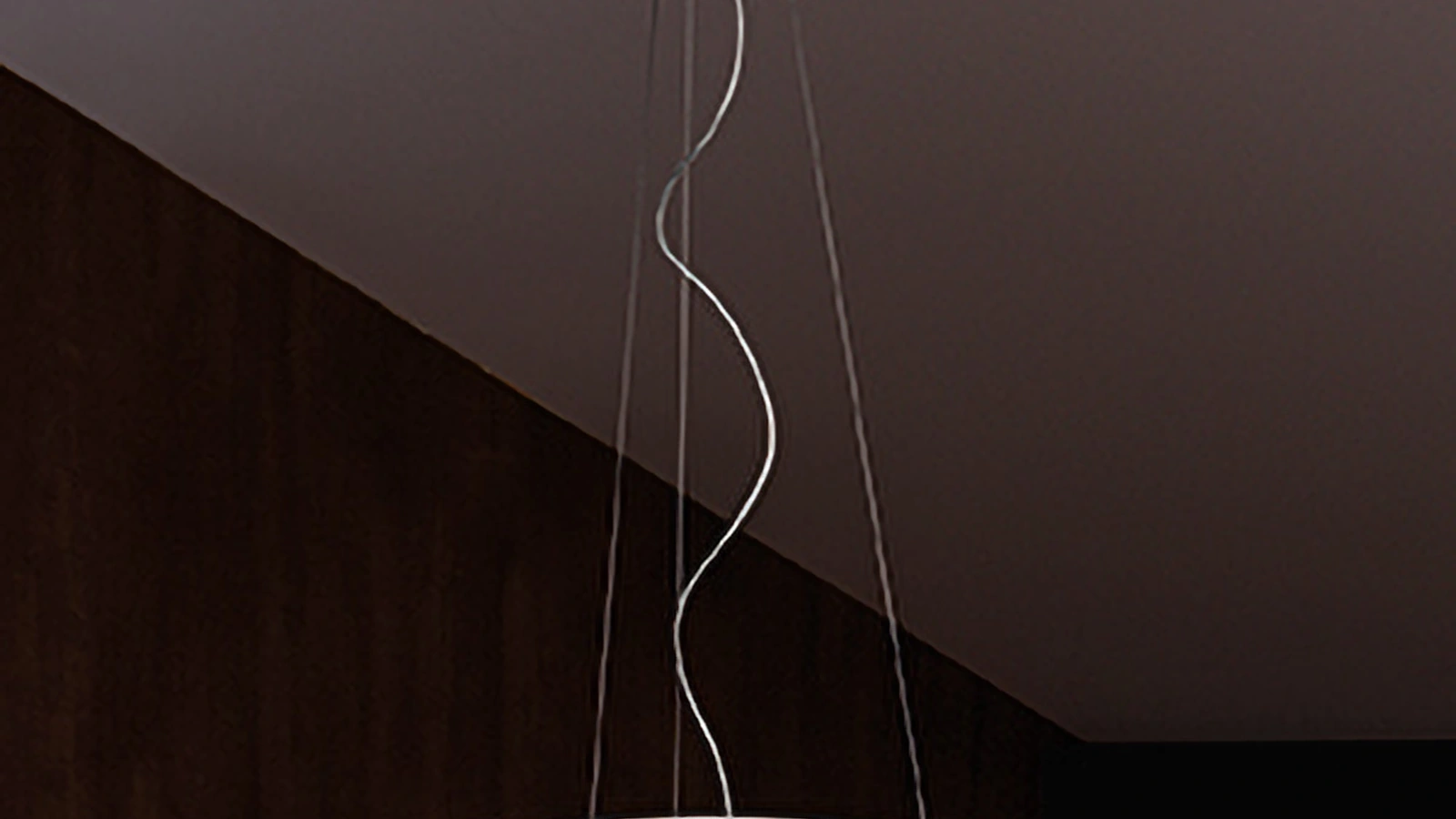 Lampada a sospensione con diffusore in vetro opale satinato soffiato con struttura in metallo verniciato bianco opaco Mentos di Zafferano