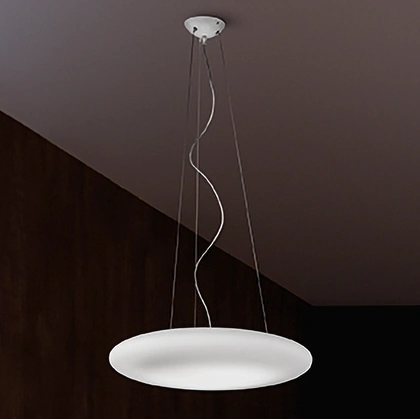 Lampada a sospensione con diffusore in vetro opale satinato soffiato con struttura in metallo verniciato bianco opaco Mentos di Zafferano