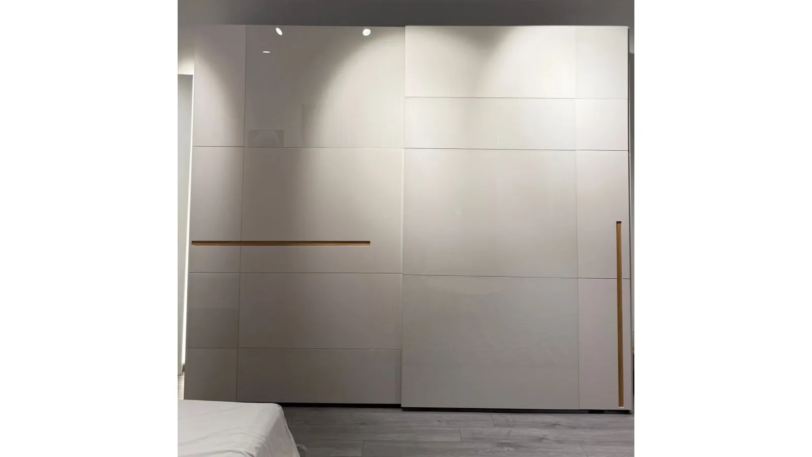 L'armadio Voltan che vedi nell'immagine è un esempio di design minimalista e moderno, perfetto per ambienti eleganti e contemporanei. Ecco una descrizione dettagliata: