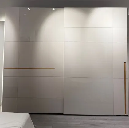 L'armadio Voltan che vedi nell'immagine è un esempio di design minimalista e moderno, perfetto per ambienti eleganti e contemporanei. Ecco una descrizione dettagliata: