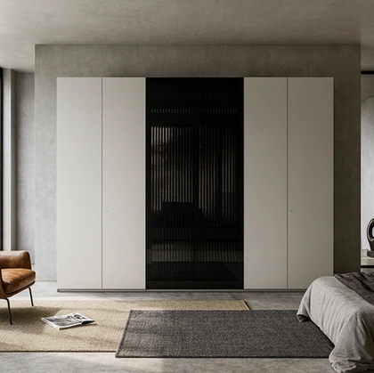 Armadio Loft laccato con ante lucifer centrali in vetro di Voltan