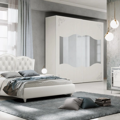 Armadio Miral con ante scorrevoli in frassino e specchio di Adriatica