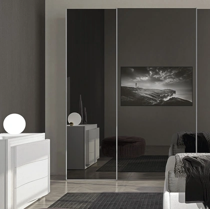 Armadio Riflessi con ante scorrevoli a specchio di Adriatica