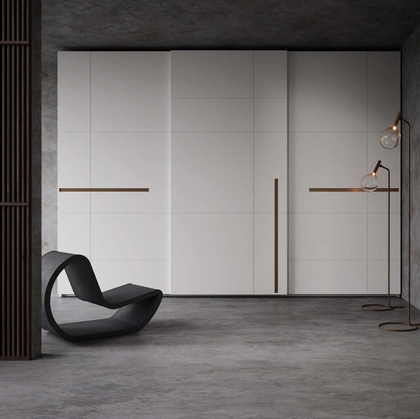 Armadio laccato bianco con inserti in bronzo Prestige 3 ante scorrevoli di Voltan