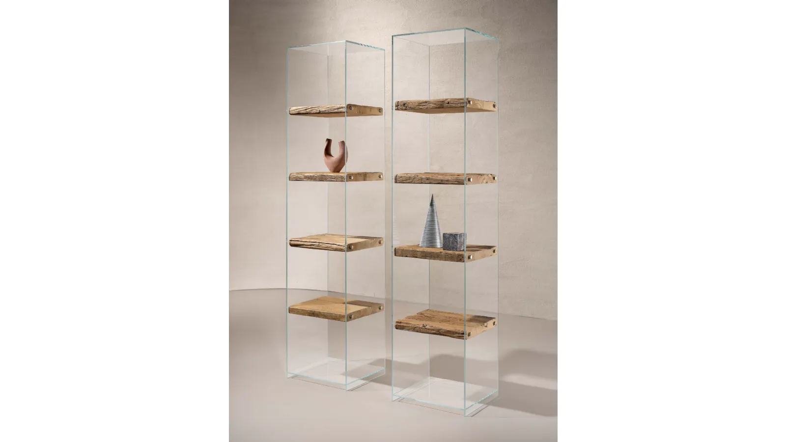 Libreria Frost con struttura in vetro trasparente e ripiani in legno Secolare naturale di Nature Design