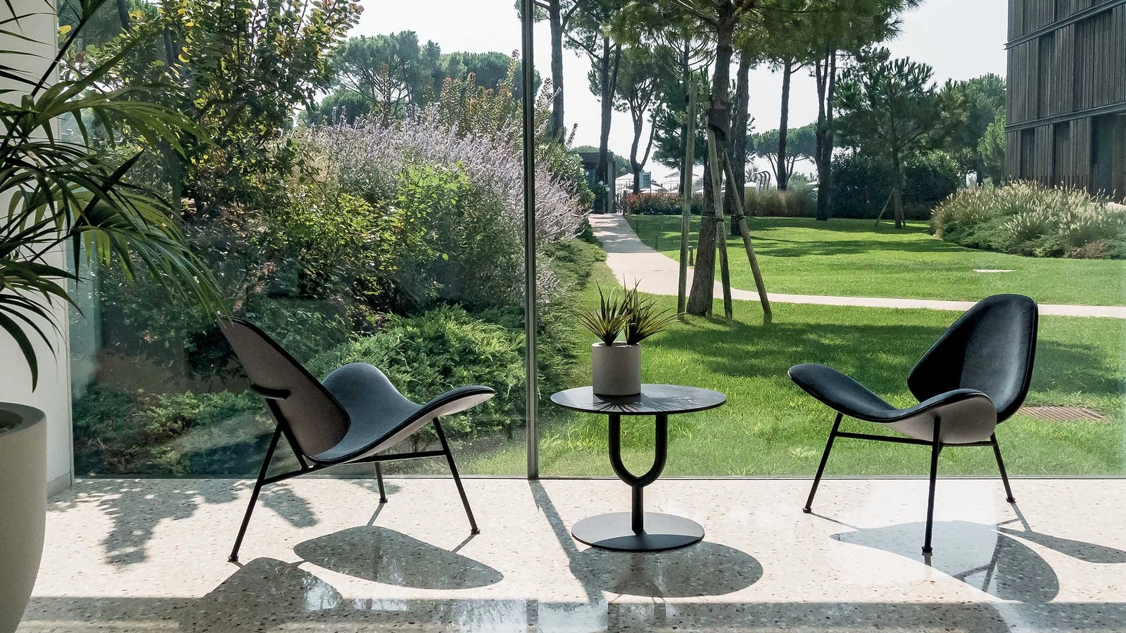 Poltroncina Kram di design in tessuto imbottito di Infiniti