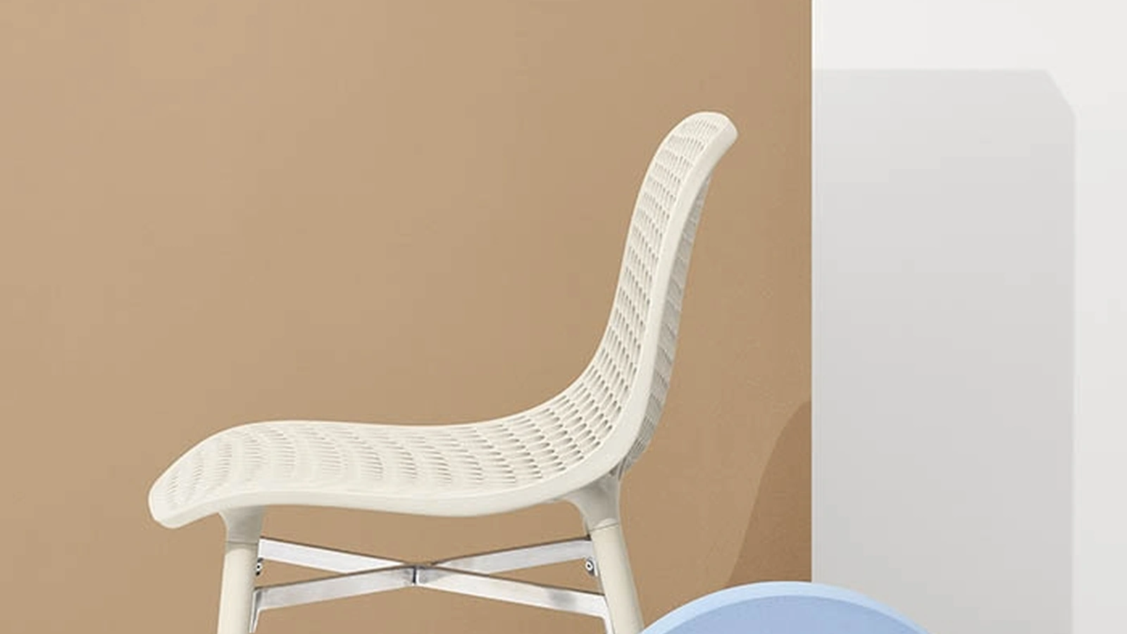 Sedia Next con scocca traforata in poliammide e gambe in Frassino massello Naturale di Infiniti