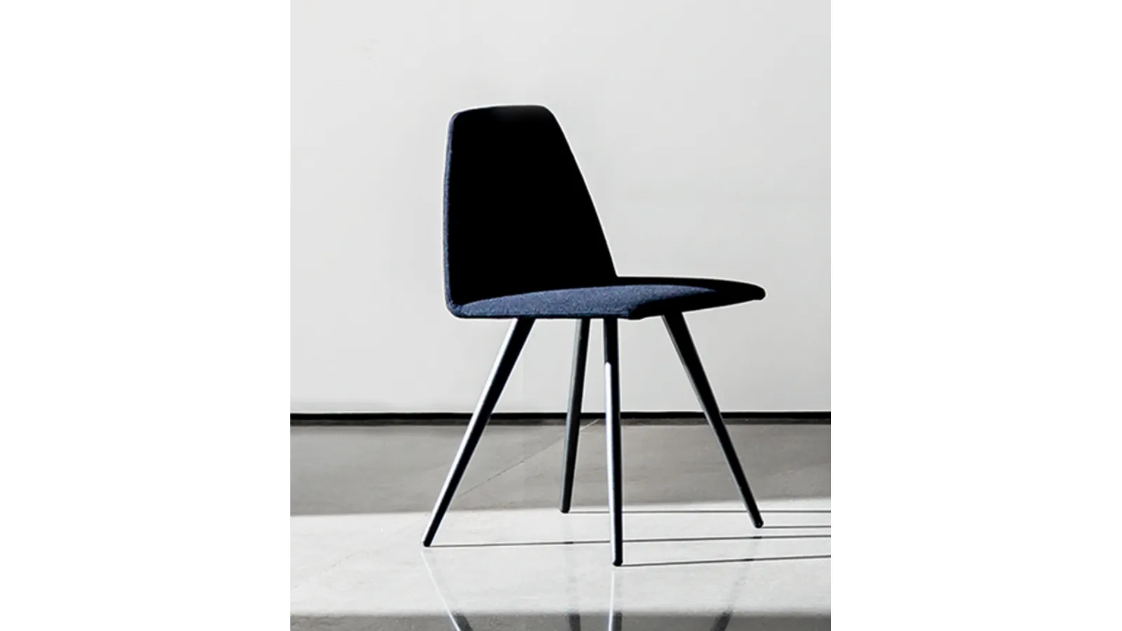 Sedia Sila Cone Shaped in tessuto con gambe in metallo laccato di Sovet