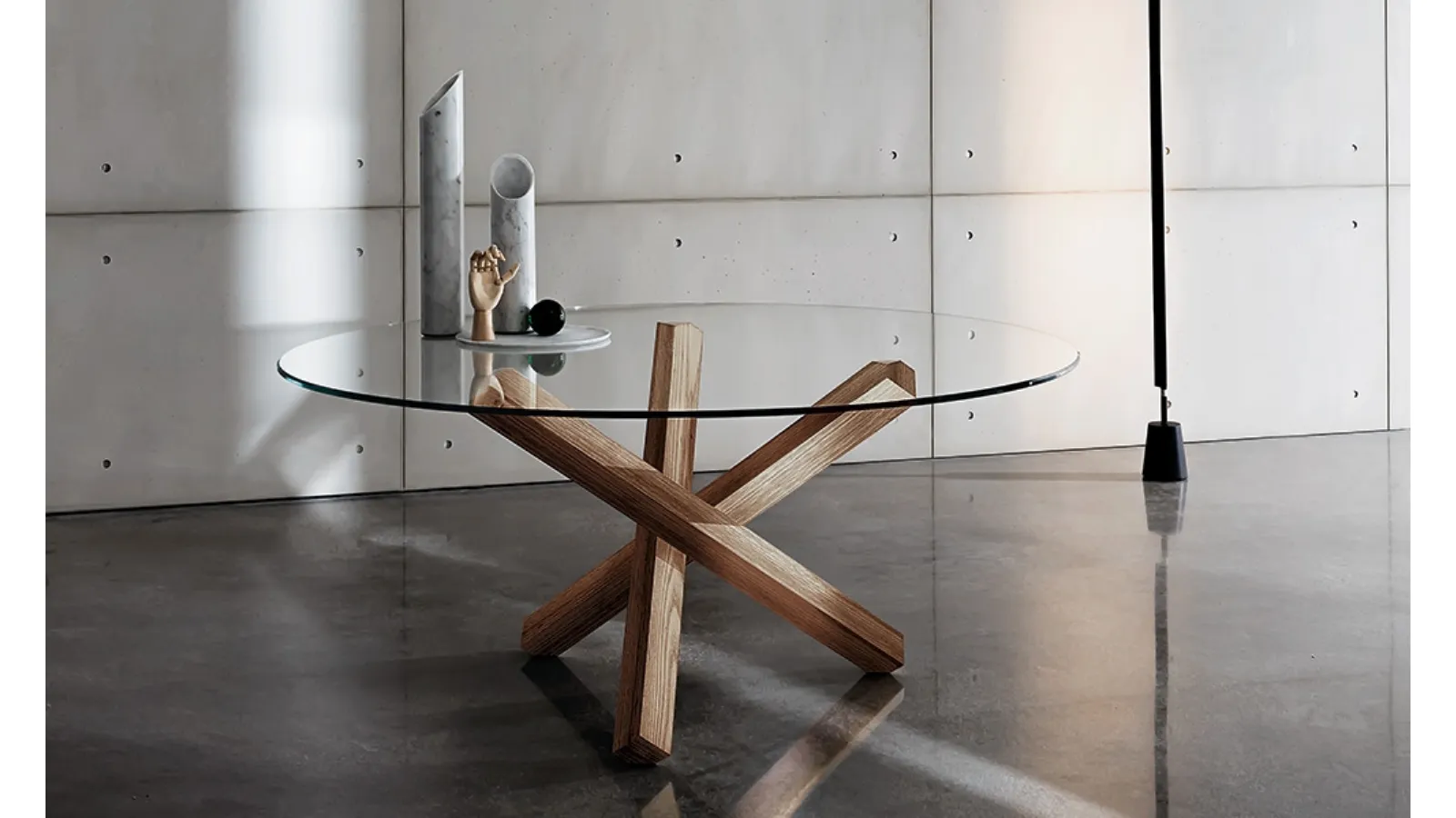 Tavolo rotondo in vetro con base in legno Aikido di Sovet