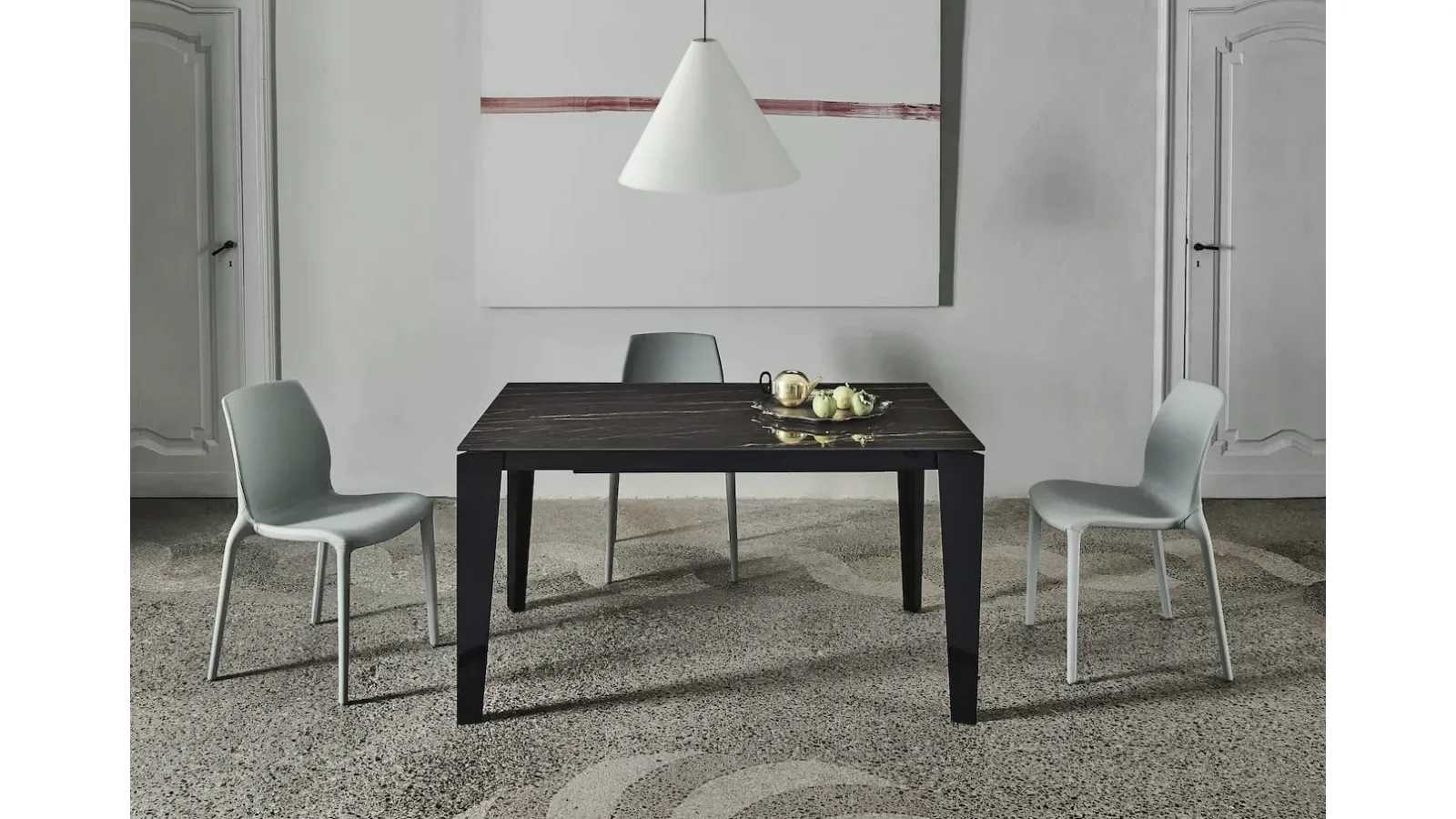 Tavolo allungabile Cruz XXL con top in SuperMarmo e base in acciaio laccato di Bontempi