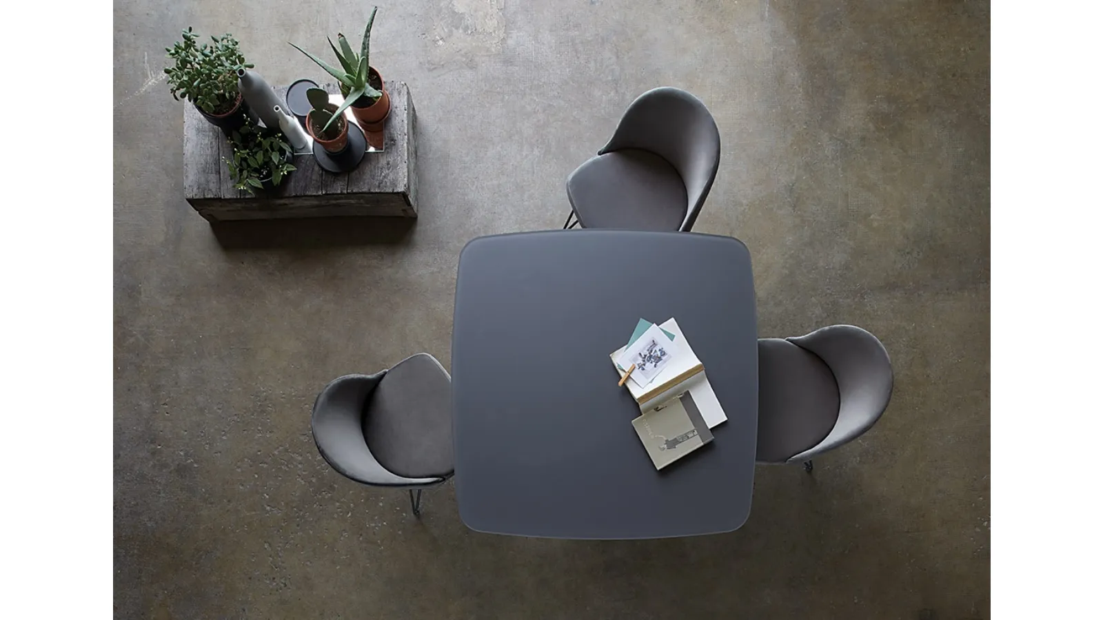 Tavolo Giotto T25 con top in vetro di Friulsedie