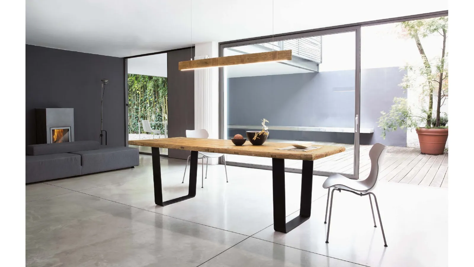 Tavolo Gate con top in legno secolare naturale e base in metallo di Nature Design